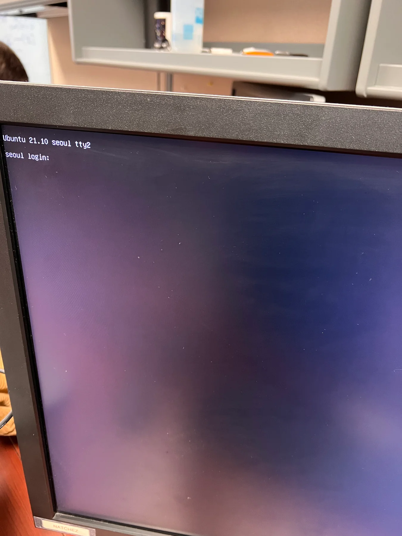 A monitor displaying the Ubuntu login screen with the hostname seoul